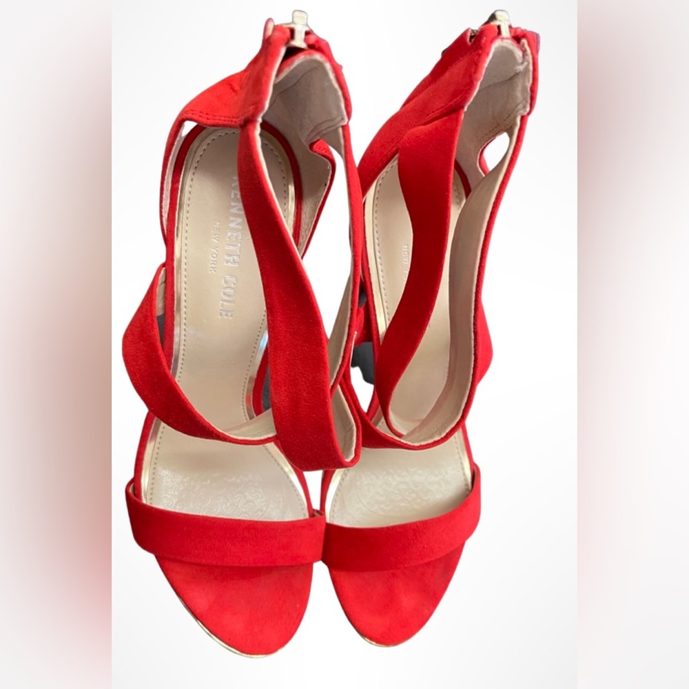Kenneth Cole Women elegant strappy look with the stylish Brooke sandals